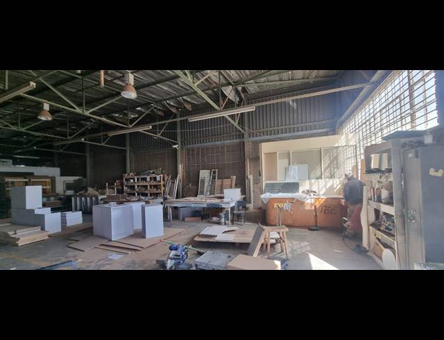2,800M² WAREHOUSE FOR SALE IN VILLAGE DEEP